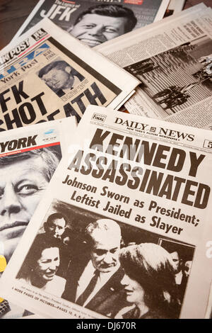 New York, Stati Uniti. 22 novembre 2013. Le prime pagine dei giornali di New York, venerdì 22 novembre 2013, raccontano storie sul 50° anniversario dell'assassinio di John F. Kennedy. Il New York Daily News ristampato una riproduzione completa della loro edizione di sabato 23 novembre 1963, il giorno dopo l'assassinio. Credit: Richard B. Levine/Alamy Live News) Foto Stock