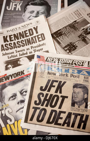 New York, Stati Uniti d'America. Il 22 novembre 2013. Le pagine anteriore di New York, il Venerdì, 22 novembre 2013 giornali storie funzione in occasione del cinquantesimo anniversario di John F. Kennedy assassinio. Il New York Daily News ristampato una riproduzione completa di loro Sabato, 23 novembre 1963 edition, il giorno dopo l'assassinio. Credito: Richard B. Levine/Alamy Live News) Foto Stock