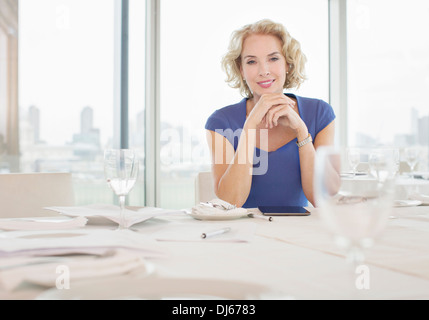 Imprenditrice seduta in ristorante Foto Stock