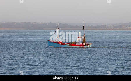 Peschereccio passando yacht ormeggiati on Solent Isle of Wight Hampshire Inghilterra Foto Stock