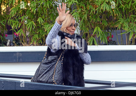 Londra, Regno Unito. Il 22 novembre 2013. Mary J Blige lasciare ITV studios dopo che compaiono sulle donne allentati Londra 22/11/2013 Credit: JOHNNY ARMSTEAD/Alamy Live News Foto Stock