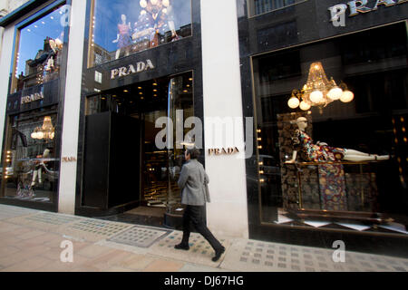 Londra REGNO UNITO. Il 22 novembre 2013. Il flagship store italiano di Prada etichetta in Bond street è stata depredata dai ladri di borsette indossare i caschi sui ciclomotori il venerdì mattina in un Smash and Grab raid: Credito amer ghazzal/Alamy Live News Foto Stock