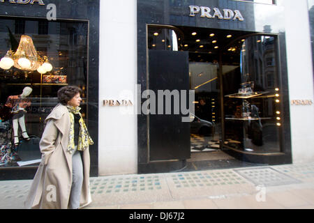 Londra REGNO UNITO. Il 22 novembre 2013. Il flagship store italiano di Prada etichetta in Bond street è stata depredata dai ladri di borsette indossare i caschi sui ciclomotori il venerdì mattina in un Smash and Grab raid: Credito amer ghazzal/Alamy Live News Foto Stock