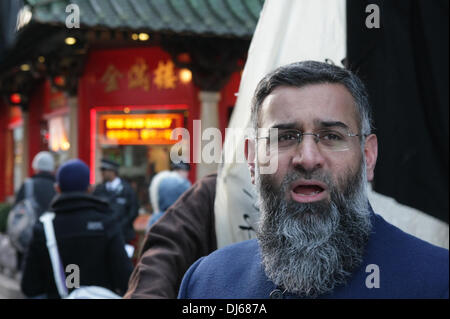 Londra, Regno Unito. Il 22 novembre 2013. Anjem Choudary parla al suo Roadshow islamica protesta per fermare la repressione cinese contro i musulmani del Xinjiang, Gerrard Street, Londra, Regno Unito, 22 novembre 2013 Credit: martyn wheatley/Alamy Live News Foto Stock