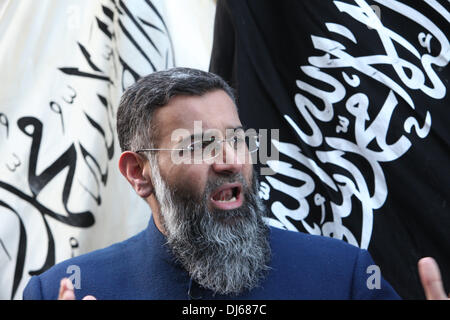 Londra, Regno Unito. Il 22 novembre 2013. Anjem Choudary parla al suo Roadshow islamica protesta per fermare la repressione cinese contro i musulmani del Xinjiang, Gerrard Street, Londra, Regno Unito, 22 novembre 2013 Credit: martyn wheatley/Alamy Live News Foto Stock