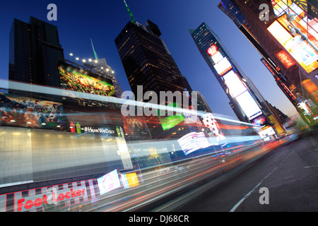 Tracce di auto in Time Square, New York City, Stati Uniti d'America Foto Stock