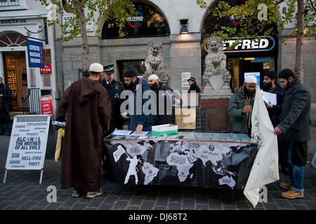 Londra, Regno Unito. Il 22 novembre 2013. Un funzionario di polizia parla di organizzatori come musulmani e come gli islamisti di protesta a China Town. I manifestanti sostengono che il governo cinese che reprime i Musulmani nel paese dopo un auto è esplosa in Taiyuan, nella provincia di Shanxi al di fuori di un regionale Partito Comunista office il 6 novembre 2013. Una settimana prima di un auto è stata trascinata in una folla in piazza Tiananmen. Le autorità cinesi hanno affermato che questo è stato anche un attacco terroristico degli estremisti dalla regione occidentale del Xinjiang. © Pete Maclaine/Alamy Live News Credito: Pete Maclaine/Alamy Live News Foto Stock