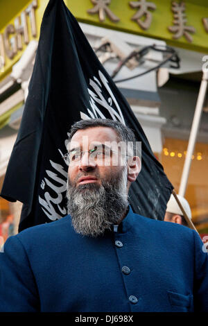 Londra, Regno Unito. Il 22 novembre 2013. Anjem Choudary offre un discorso come musulmani e come gli islamisti di protesta a China Town. I manifestanti sostengono che il governo cinese che reprime i Musulmani nel paese dopo un auto è esplosa in Taiyuan, nella provincia di Shanxi al di fuori di un regionale Partito Comunista office il 6 novembre 2013. Una settimana prima di un auto è stata trascinata in una folla in piazza Tiananmen. Le autorità cinesi hanno affermato che questo è stato anche un attacco terroristico degli estremisti dalla regione occidentale del Xinjiang. © Pete Maclaine/Alamy Live News Credito: Pete Maclaine/Alamy Live News Foto Stock