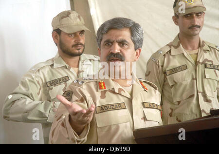 Di Karachi, Pakistan. 22 Novembre, 2013. Anti forza stupefacenti comandante di brigata,, Muhammad Abuzar breve per persone di media circa droga sequestrata durante il raid a Karachi il Venerdì, 22 novembre 2013. ANF sequestrate quantità pesante di cocaina, charas e vino durante il raid e hanno arrestato anche i criminali che sono stati coinvolgere nel traffico di droga. Credito: Asianet-Pakistan/Alamy Live News Foto Stock