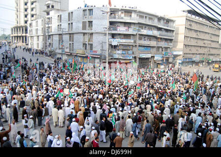 Di Karachi, Pakistan. 22 Novembre, 2013. Dirigenti e militanti di Ahle Sunnat Wal Jamat chant slogan contro scontri a Rawalpindi su Ashura durante la manifestazione di protesta a Shoba Chowk nella città di Peshawar Venerdì 22 Novembre, 2013. Credito: Asianet-Pakistan/Alamy Live News Foto Stock