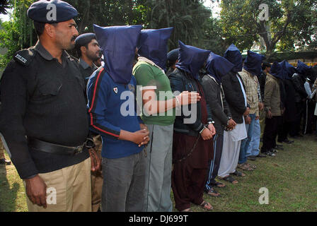 Di Karachi, Pakistan. 22 Novembre, 2013. Sialkot polizia mostrando gli assassini del bersaglio sono stati arrestati durante le incursioni in area diversa, alla media delle persone al DPO Sialkot office su Venerdì, 22 novembre 2013. Credito: Asianet-Pakistan/Alamy Live News Foto Stock