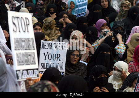 Di Karachi, Pakistan. 22 Novembre, 2013. I parenti di persone scomparse stanno protestando contro mancante e il sequestro dei loro cari e impegnativo per il loro rilascio in occasione della Giornata universale per le persone scomparse disposti dalla voce per Baloch persone scomparse, a Karachi press club il Venerdì, 22 novembre 2013. Credito: Asianet-Pakistan/Alamy Live News Foto Stock