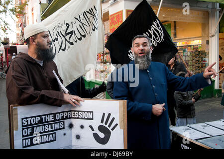 Londra, Regno Unito. 22/11/13. Anjem Choudary offre un discorso come musulmani e come gli islamisti di protesta a China Town. I manifestanti sostengono che il governo cinese che reprime i Musulmani nel paese dopo un auto è esplosa in Taiyuan, nella provincia di Shanxi al di fuori di un regionale Partito Comunista office il 6 novembre 2013. Una settimana prima di un auto è stata trascinata in una folla in piazza Tiananmen. Le autorità cinesi hanno affermato che questo è stato anche un attacco terroristico degli estremisti dalla regione occidentale del Xinjiang. Credito: Pete Maclaine/Alamy Live News Foto Stock