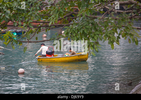 Coppia cinese fila fuori alla loro casa galleggiante con la mattina shopping, Causeway Bay Typhoon Shelter, Hong Kong. Foto Stock