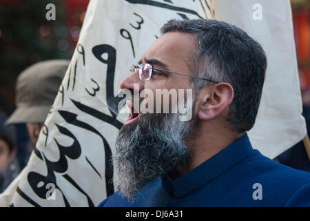 Londra, 22 novembre 2013. Radicale predicatore islamico Anjem Choudary parla come il suo Islam4UK tenere una protesta e volantinaggio ad ampio raggio per il pubblico a Chinatown per evidenziare la persecuzione dei musulmani in Cina. Credito: Paolo Davey/Alamy Live News Foto Stock