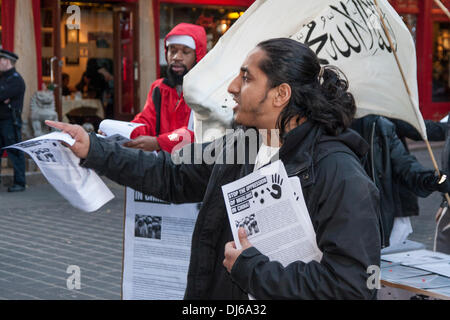 Londra, 22 novembre 2013. Radicale predicatore islamico Anjem Choudary's Islam4UK tenere una protesta e volantinaggio ad ampio raggio per il pubblico a Chinatown per evidenziare la persecuzione dei musulmani in Cina. Credito: Paolo Davey/Alamy Live News Foto Stock