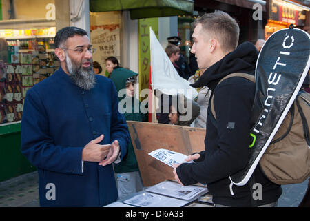 Londra, 22 novembre 2013. Radicale predicatore islamico Anjem Choudary parla di un membro del pubblico come Islam4UK tenere una protesta e volantinaggio ad ampio raggio per il pubblico a Chinatown per evidenziare la persecuzione dei musulmani in Cina. Credito: Paolo Davey/Alamy Live News Foto Stock