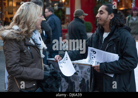 Londra, 22 novembre 2013. Radicale predicatore islamico Anjem Choudary's Islam4UK tenere una protesta e volantinaggio ad ampio raggio per il pubblico a Chinatown per evidenziare la persecuzione dei musulmani in Cina. Credito: Paolo Davey/Alamy Live News Foto Stock