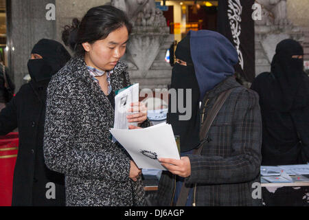 Londra, 22 novembre 2013. Una donna da radicale predicatore islamico Anjem Choudary's Islam4UK parla di un membro del pubblico durante una manifestazione di protesta e volantinaggio outreach in Chinatown per evidenziare la persecuzione dei musulmani in Cina. Credito: Paolo Davey/Alamy Live News Foto Stock