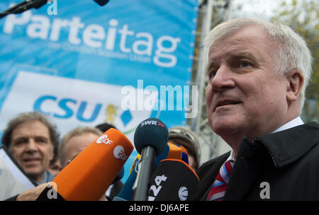 Monaco di Baviera, Germania. 23 Nov, 2013. CSU leader del partito Horst Seehofer parla ai giornalisti prima del partito CSU conferenza di Monaco di Baviera, Germania, 23 novembre 2013. Foto: PETER KNEFFEL/dpa/Alamy Live News Foto Stock