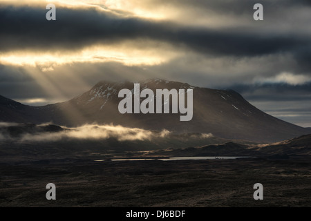 Raggi crepuscolari brilla attraverso il cloud nelle Highlands Scozzesi. Foto Stock