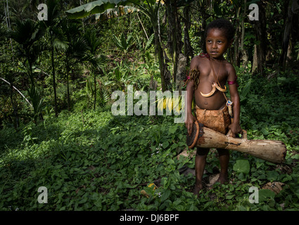 Papua Nuova Guinea ragazzo con kundu tamburo da Hobe Village, Madang, Papua Nuova Guinea Foto Stock