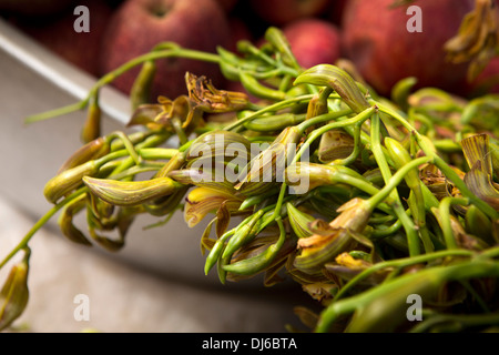 Il Bhutan, Punakha, villaggio Lobesa bazaar, cibo, orchidee commestibili per la vendita nel mercato Foto Stock