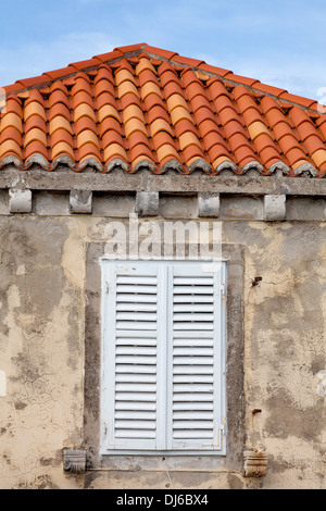 Chiusa la finestra ritagliata con orange piastrellate rood Foto Stock