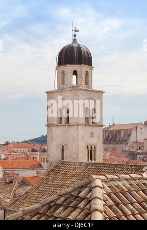 Dubrovnik famosa torre dell'orologio di Piazza Luza con tetti di città in background Foto Stock