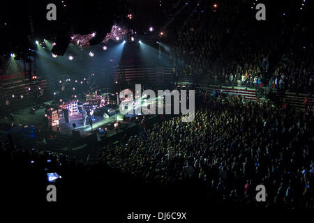 San Diego, CA, Stati Uniti d'America. Xxi Nov, 2013. Nov. 22, 2013 - San Diego, California, Stati Uniti d'America - La rock band Pearl Jam esegue durante un concerto a Viejas Arena di San Diego. Credito: KC Alfred/ZUMAPRESS.com/Alamy Live News Foto Stock