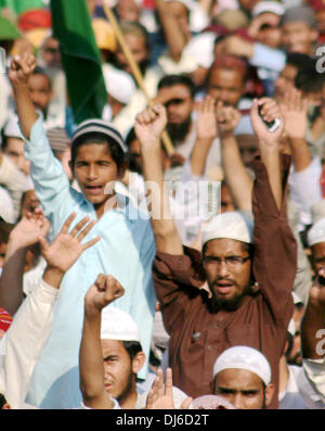 Di Karachi, Pakistan. 22 Novembre, 2013. I sostenitori del pakistano musulmano sunnita partito islamico Ahle Sunnat Wal-Jmaat chant slogan durante una manifestazione di protesta nel sud del Pakistan città portuale di Karachi il 9 novembre 22, 2013. Centinaia di migliaia di pakistani hanno protestato in tutto il paese il venerdì contro l'ultima settimana di violenza nella città di guarnigione di Rawalpindi che ha ucciso 11 persone e il ferimento di paio di dozzine di altri. (Xinhua/Masroor) Credito: Xinhua/Alamy Live News Foto Stock