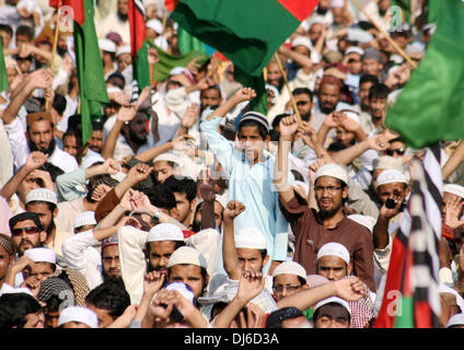 Di Karachi, Pakistan. 22 Novembre, 2013. I sostenitori del pakistano musulmano sunnita partito islamico Ahle Sunnat Wal-Jmaat chant slogan durante una manifestazione di protesta nel sud del Pakistan città portuale di Karachi il 9 novembre 22, 2013. Centinaia di migliaia di pakistani hanno protestato in tutto il paese il venerdì contro l'ultima settimana di violenza nella città di guarnigione di Rawalpindi che ha ucciso 11 persone e il ferimento di paio di dozzine di altri. (Xinhua/Masroor) Credito: Xinhua/Alamy Live News Foto Stock