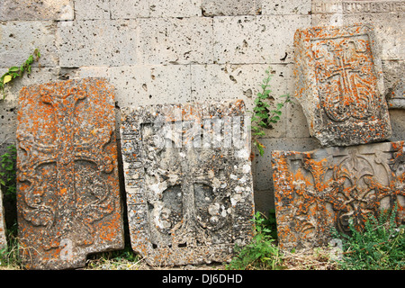 Cross-pietre o khachkars al IX secolo un monastero armeno di Tatev. Foto Stock