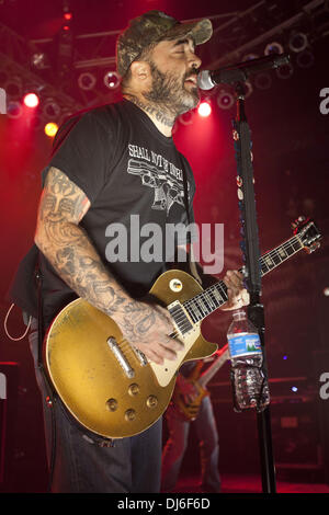 Chicago, Illinois, Stati Uniti d'America. 12 dic 2011. Il cantante Aaron Lewis di Staind esegue presso la House of Blues in Chicago, Illinois © Daniel DeSlover/ZUMAPRESS.com/Alamy Live News Foto Stock