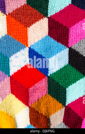 Una mano a maglia con ponticello 3D effetto piazze da Zoe Cooper. Foto Stock