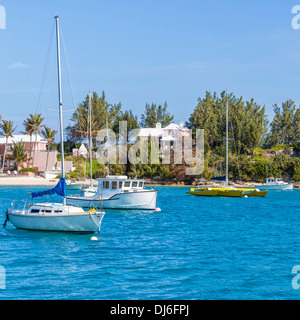 Imbarcazioni da diporto ormeggiate lungo il litorale di Bermuda. Foto Stock