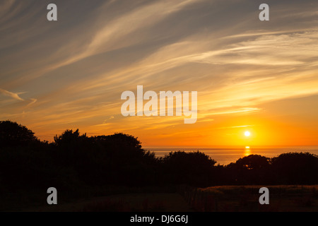 Il sole tramonta su Cardigan Bay, vicino Mwnt Ceredigion Foto Stock