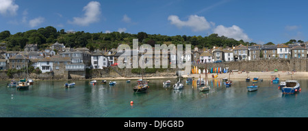 Una panoramica di immagini di Mousehole Harbour, Cornwall, con la pesca e le barche a vela. Foto Stock