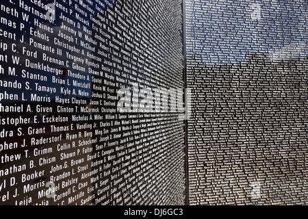 Parte della lista dei nomi dei soldati che sono morti in Iraq e Afghanistan sul memoriale della guerra del Golfo, Cumberland , Allegany County , Maryland , USA Foto Stock