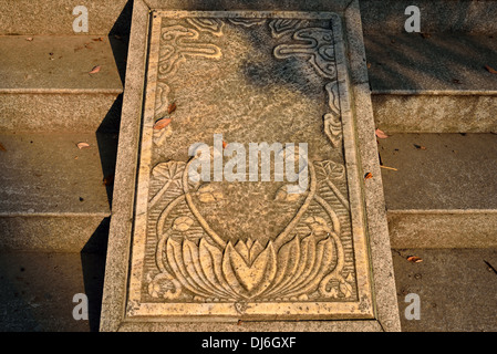 Fiore di loto scolpito su lastra di marmo. Nanjing, provincia dello Jiangsu, Cina. Foto Stock