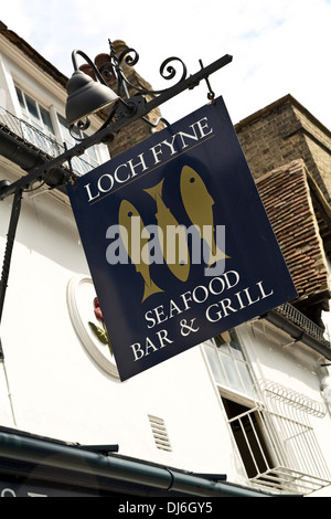 Loch Fyne seafood bar & grill restaurant sign in Trumpington Street, Cambridge, Inghilterra Foto Stock
