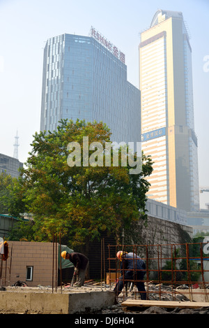 Costruzioni in corso di svolgimento nel grattacieli di inquinate città. Cina. Foto Stock