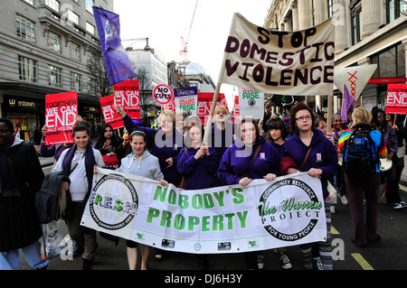 Un gruppo di donne con i banner di marzo nella zona centrale di Londra, chiedendo la fine della violenza domestica contro le donne, REGNO UNITO Foto Stock