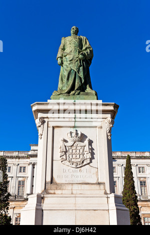 Statua del re Dom Carlos I e l'Ajuda Palazzo Nazionale in background. Lisbona, Portogallo. Xix secolo in stile neoclassico Palazzo Reale Foto Stock