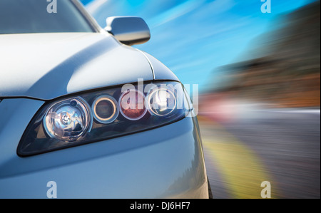 Una vettura marcia in autostrada a velocità elevate, il sorpasso di altre vetture Foto Stock