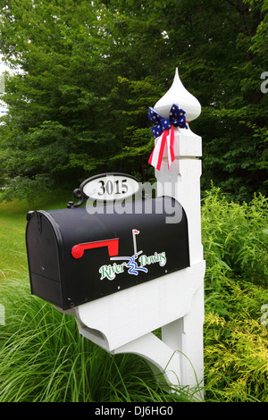 Mailbox decorate con stelle e strisce di prua per Giorno Di Indipendenza, vicino a Westminster, Carroll County, Maryland, Stati Uniti d'America Foto Stock