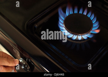 L'accensione del gas su un fornello fornello a gas. Foto Stock