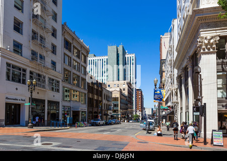 Visualizza in basso SW Broadway a SW Morrison Street nel centro di Portland, Oregon, Stati Uniti d'America Foto Stock