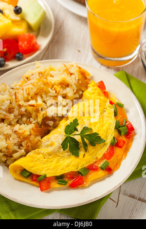 In casa vegetariano organico frittata al formaggio con cipolle e peperoni Foto Stock