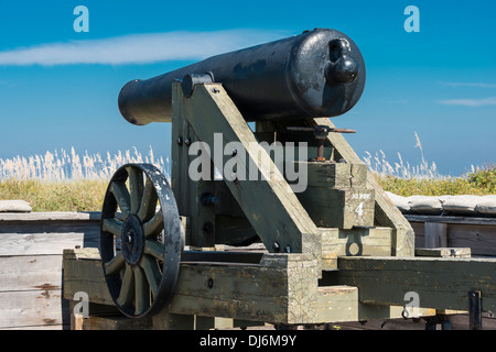 32 Pounder Sea Coast difesa pistola sul carrello di barbette, Fort Morgan sito storico dello Stato, Fort Morgan, Alabama. Foto Stock